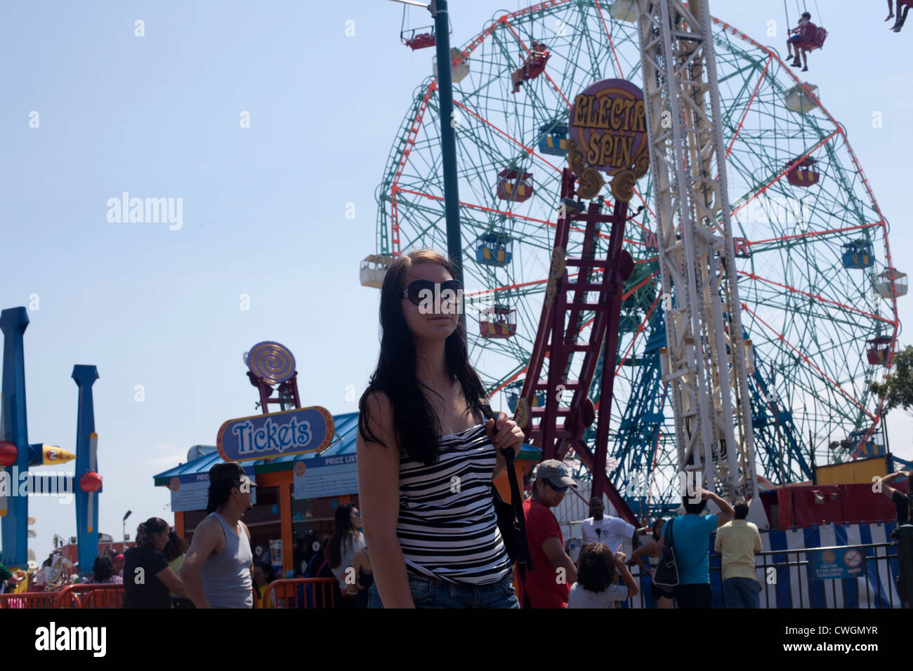 Touristen auf Cony Island genießen einen Tag im Luna Park New York City Stockfoto