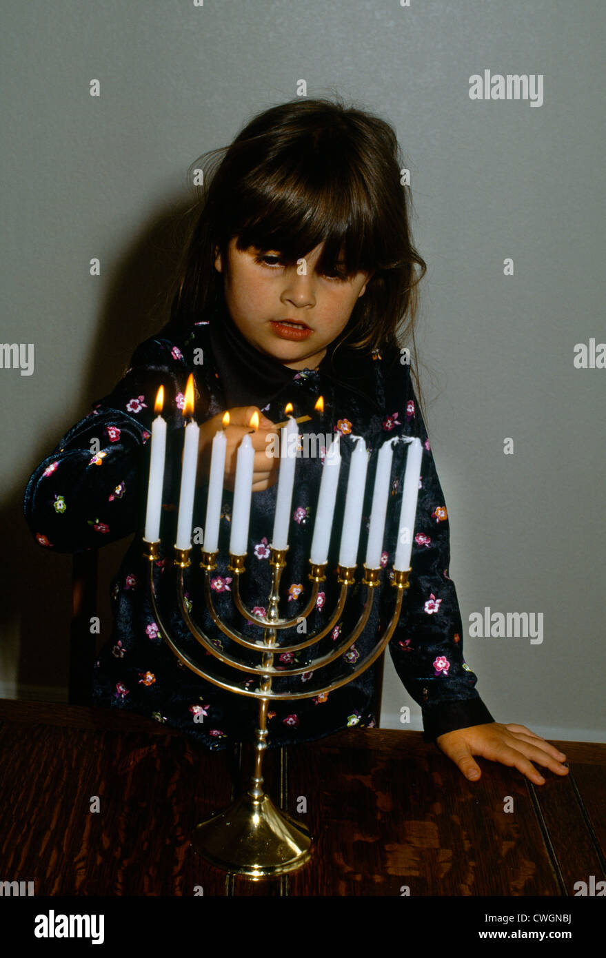 Menora Kind Anzünden von Kerzen Stockfoto