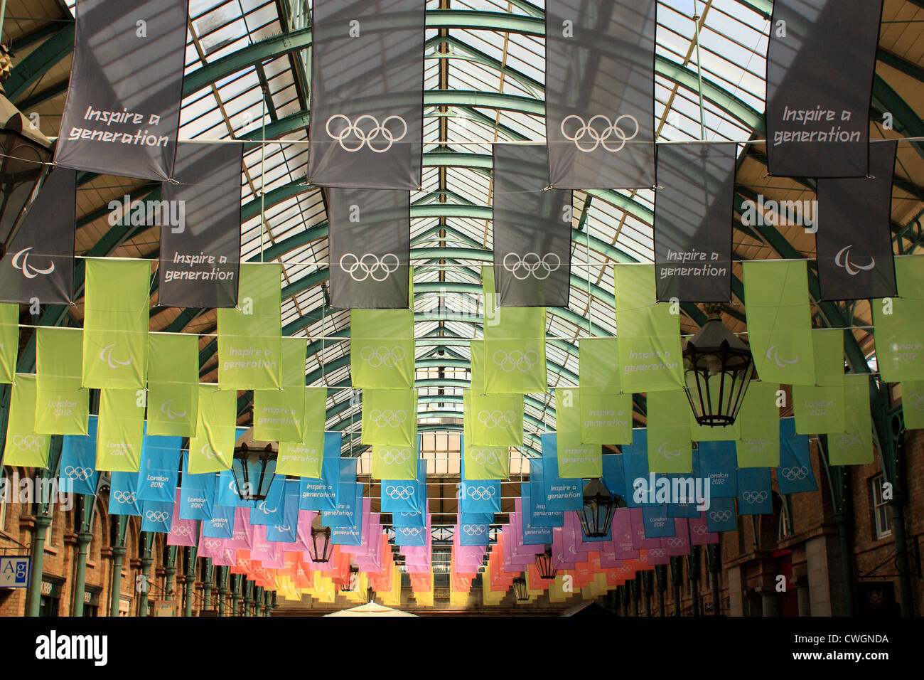 Fahnen markieren die London 2012 Olympische und Paralympische Spiele in Covent Garden Stockfoto