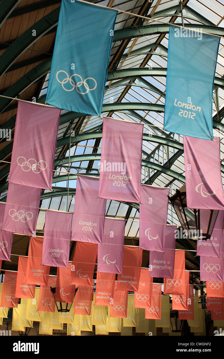 Fahnen markieren die London 2012 Olympische und Paralympische Spiele in Covent Garden Stockfoto