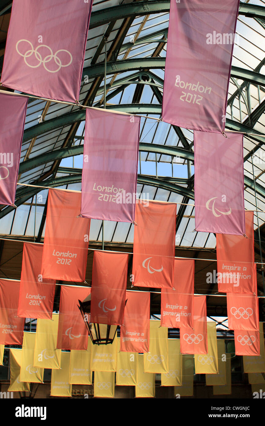 Fahnen markieren die London 2012 Olympische und Paralympische Spiele in Covent Garden Stockfoto