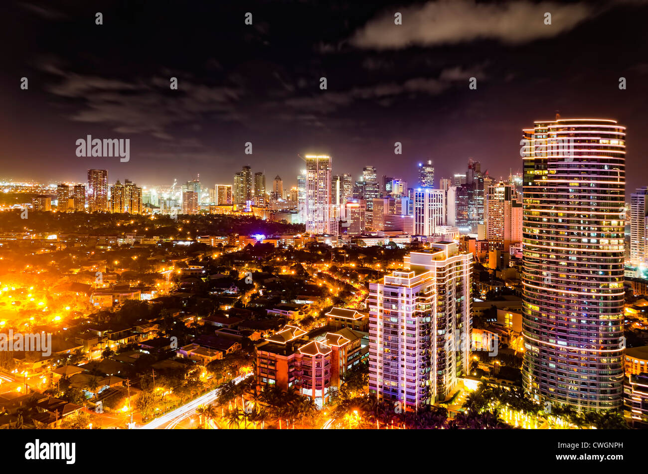 Nacht Schuss auf Skyline von Makati, Philippinen Stockfoto