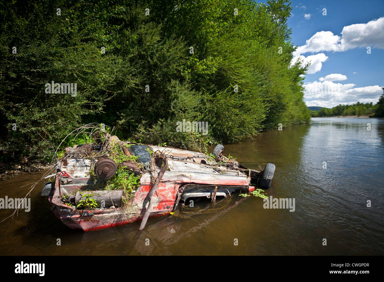 Das Wrack eines Autos in der Allier Flusses (Allier - Auvergne - Frankreich) Épave de Voiture Dans la Rivière Allier (Auvergne - Frankreich). Stockfoto