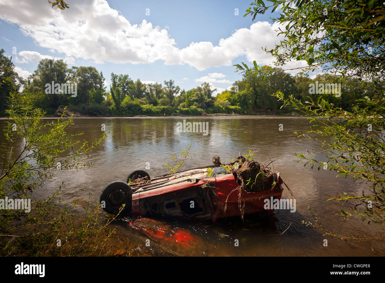 Das Wrack eines Autos in der Allier Flusses (Allier - Auvergne - Frankreich) Épave de Voiture Dans la Rivière Allier (Auvergne - Frankreich). Stockfoto