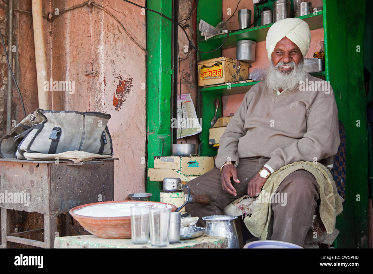 Sikh Ladenbesitzer mit Turban Verkauf Lassi, traditionelles Joghurt-basiertes Getränk in Jaipur, Rajasthan, Indien Stockfoto
