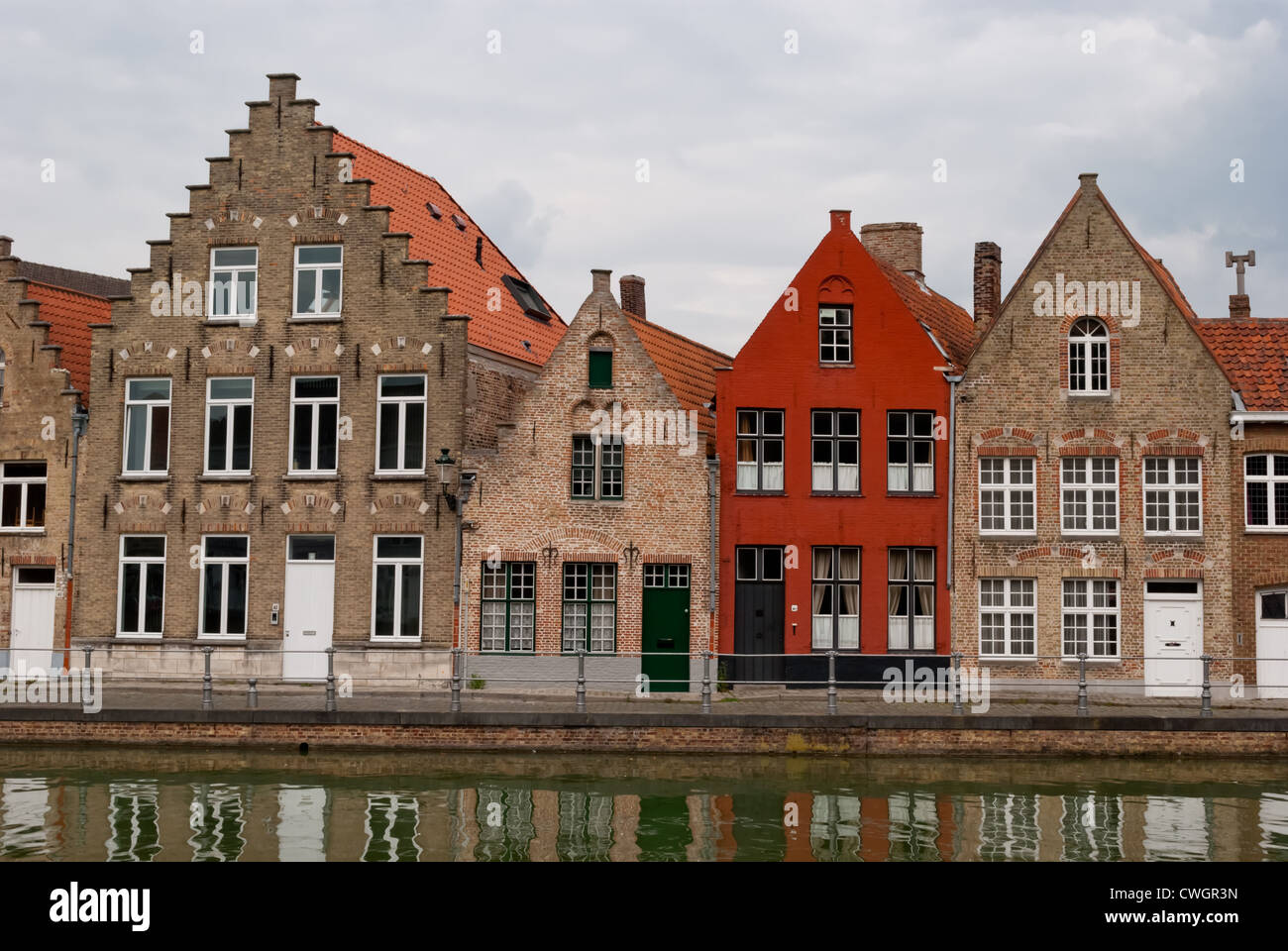 Brügge, Belgien, Häuser entlang des Kanals Stockfoto