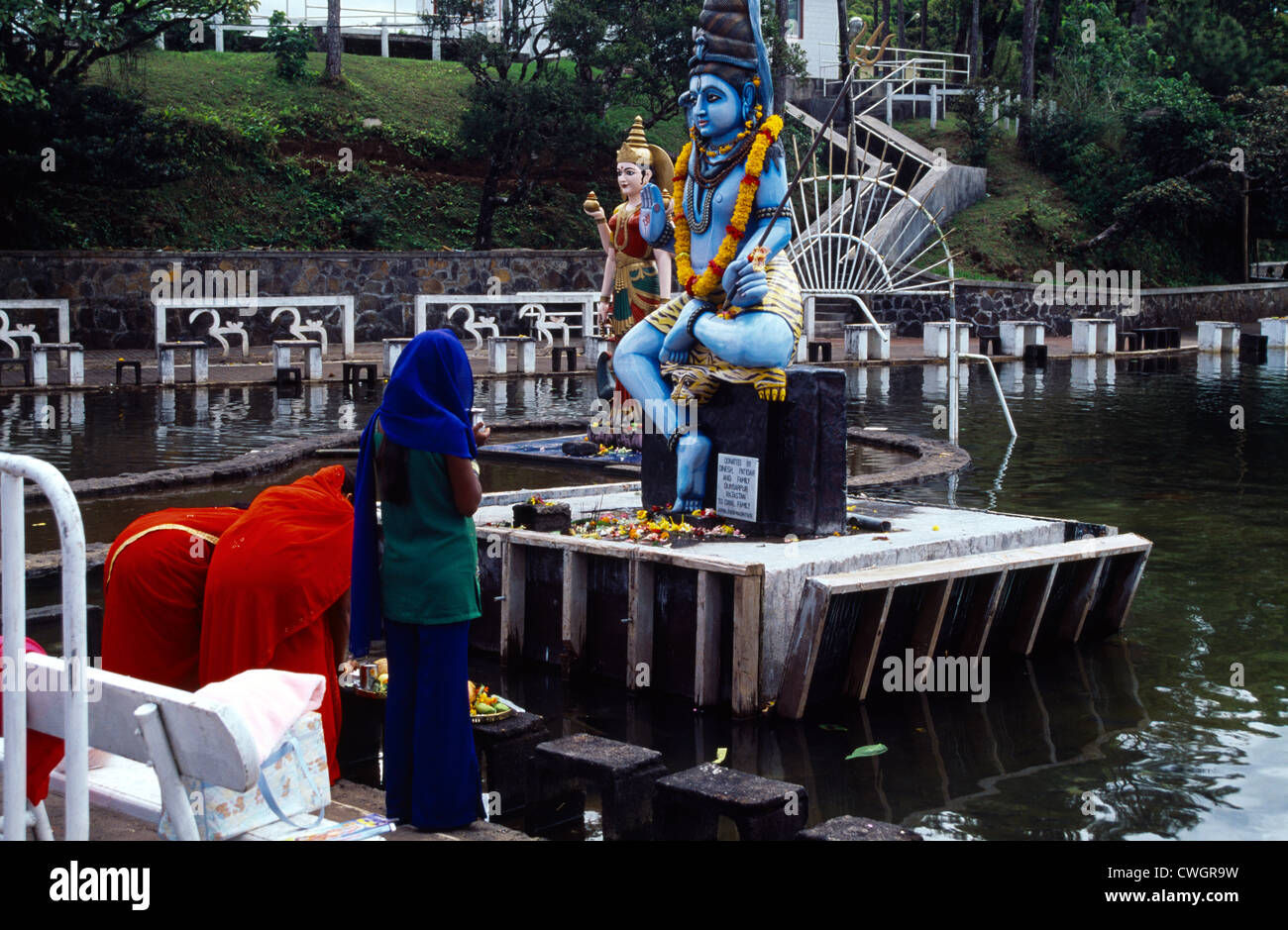 Ganga Talao Grand Bassin Mauritius Menschen verehren Statuen von Shiva und Pavarti am Hindu-Tempel Stockfoto
