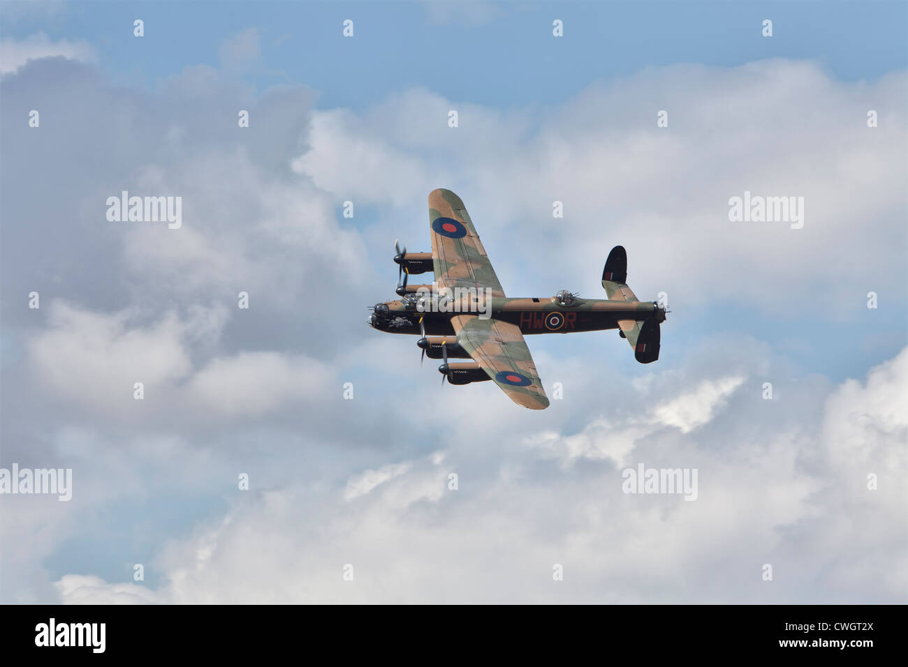 Avro Lancaster Bomber der Schlacht of Britain Memorial Flight, über fliegende kleine Gransden Flugplatz. Stockfoto