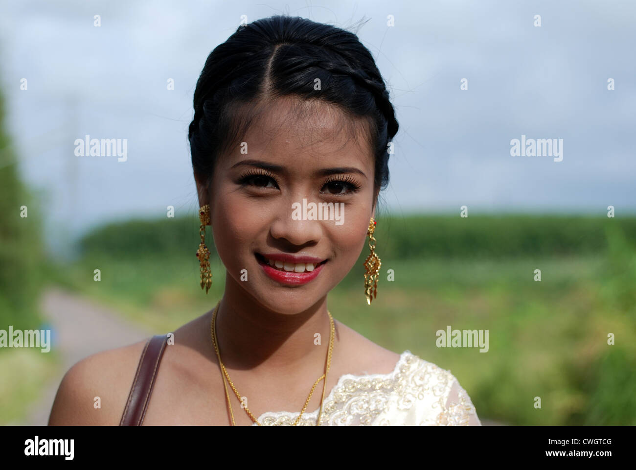 Thai Mädchen, gekleidet in traditioneller Tracht Stockfoto