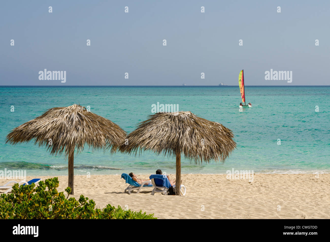 Liegestühle und Sonnenschirme im Sol Cayo Santa Maria Resort, Cayo Santa Maria, Kuba. Stockfoto