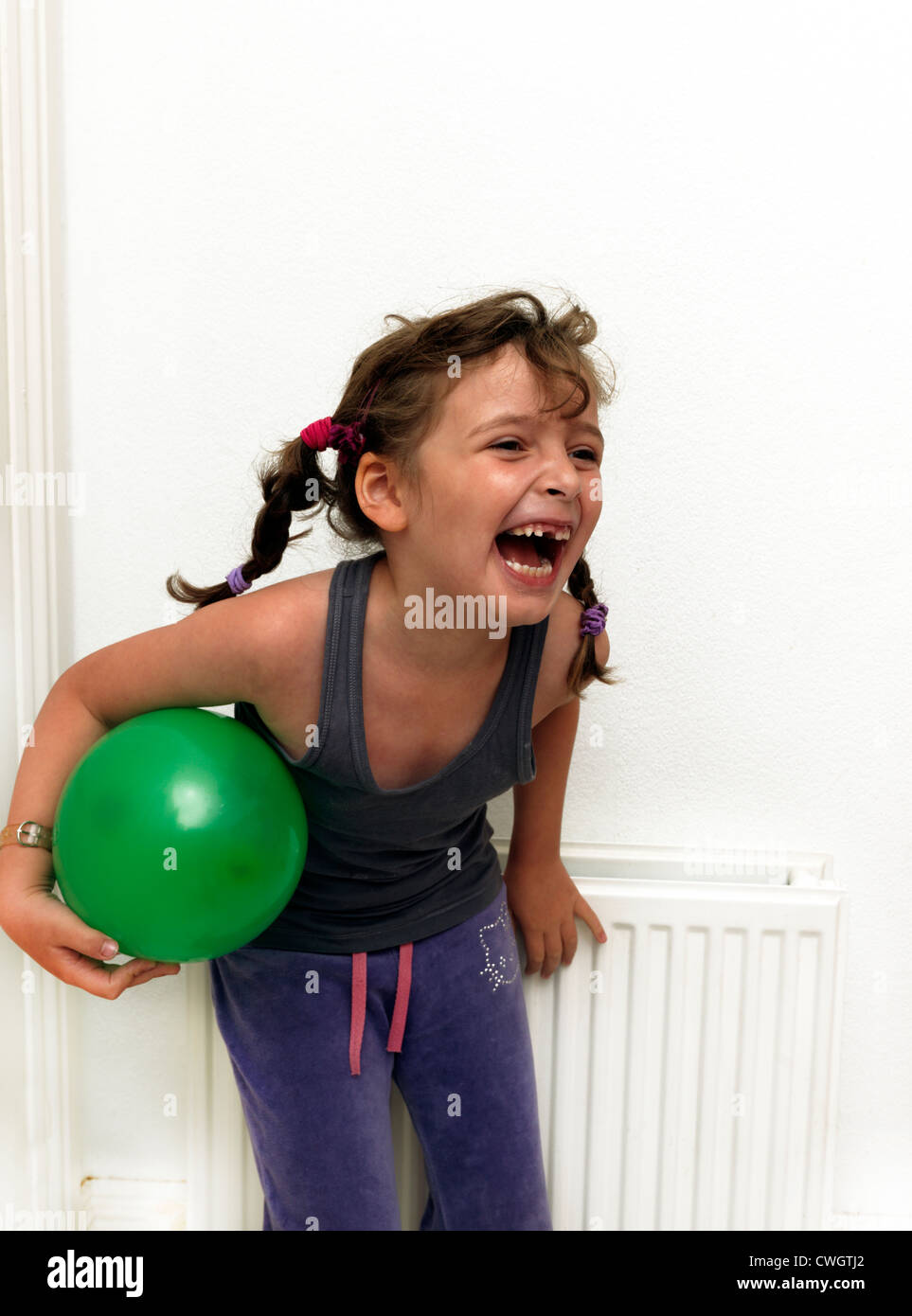 Junges Mädchen Lachen hält eine Ballon-England Stockfoto