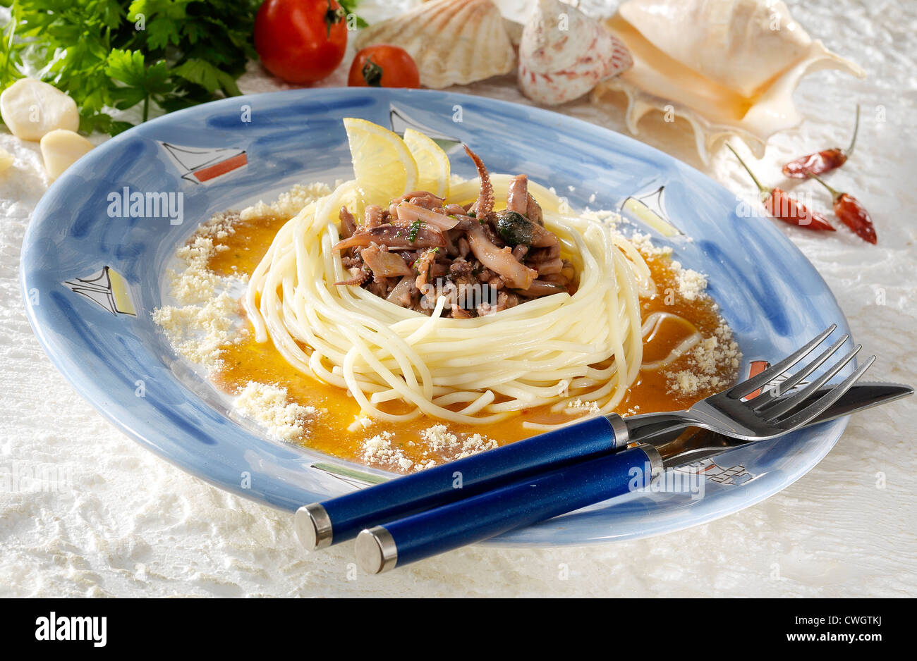 Fisch a la Süditalien auf blaue Platte Stockfoto