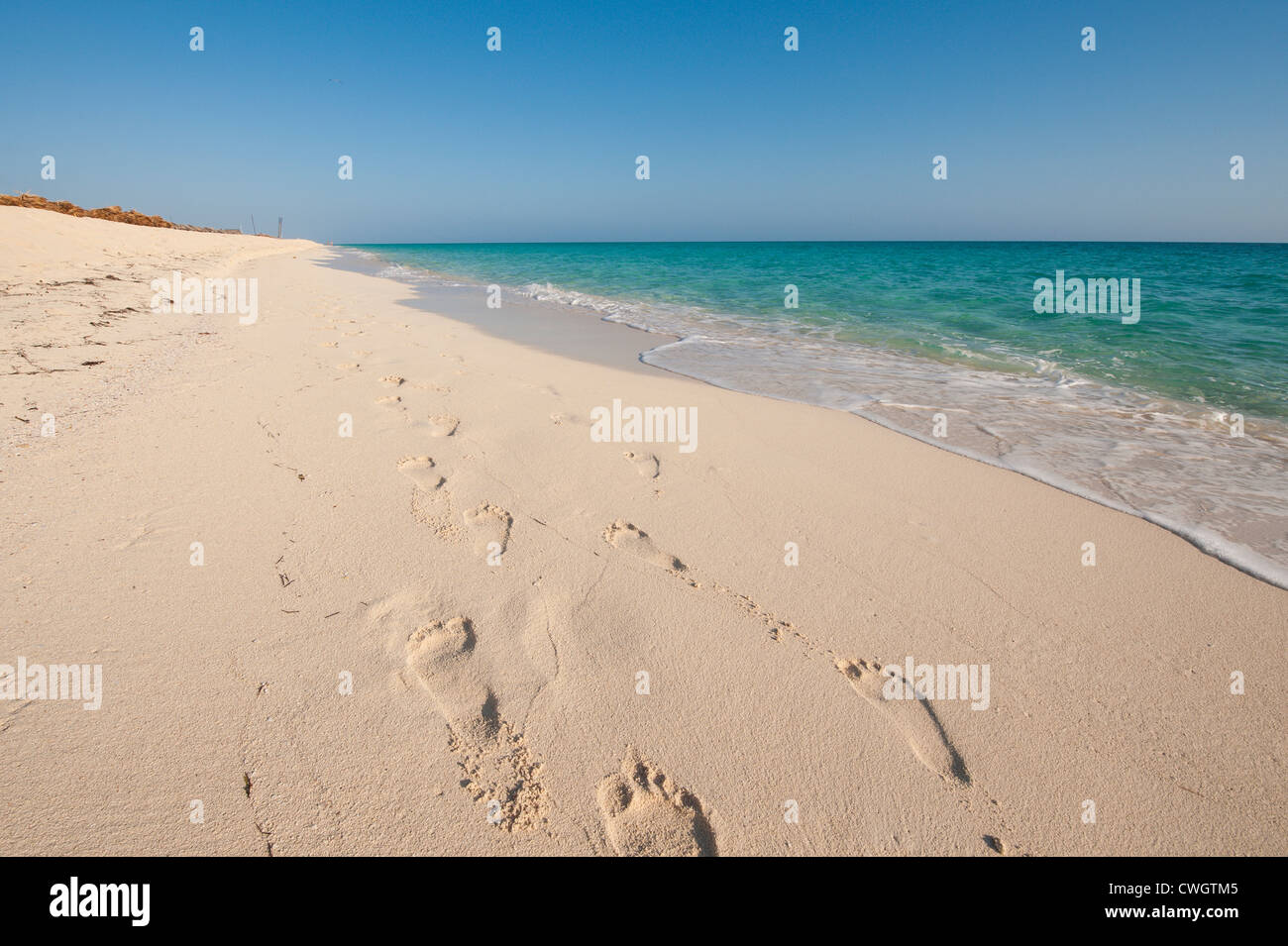 Fußspuren Schritte im Sand am Strand des Sol Cayo Santa Maria Resort, Cayo Santa Maria, Kuba. Stockfoto