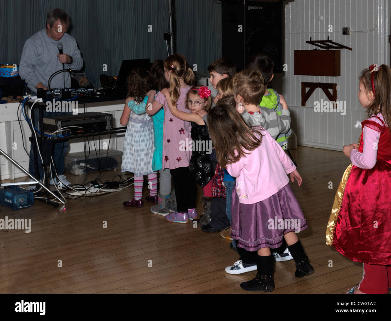 Kinder tanzen in einer Diskothek in einem fünften Geburtstag feiern England Stockfoto
