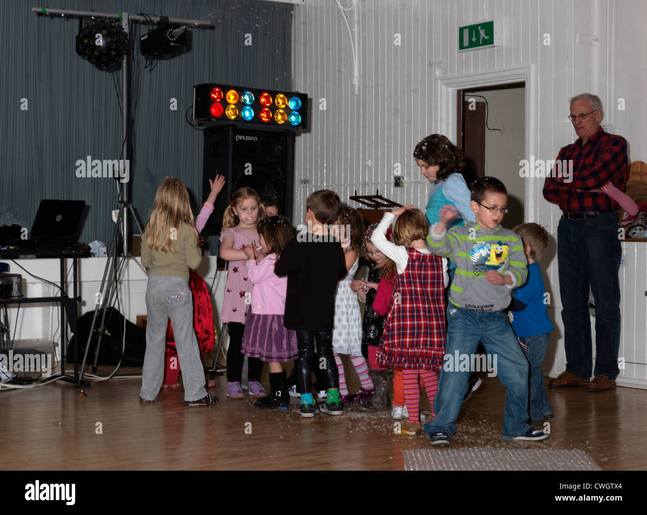 Kinder tanzen in einer Disco mit Schaum in einen fünften Geburtstag feiern England Stockfoto