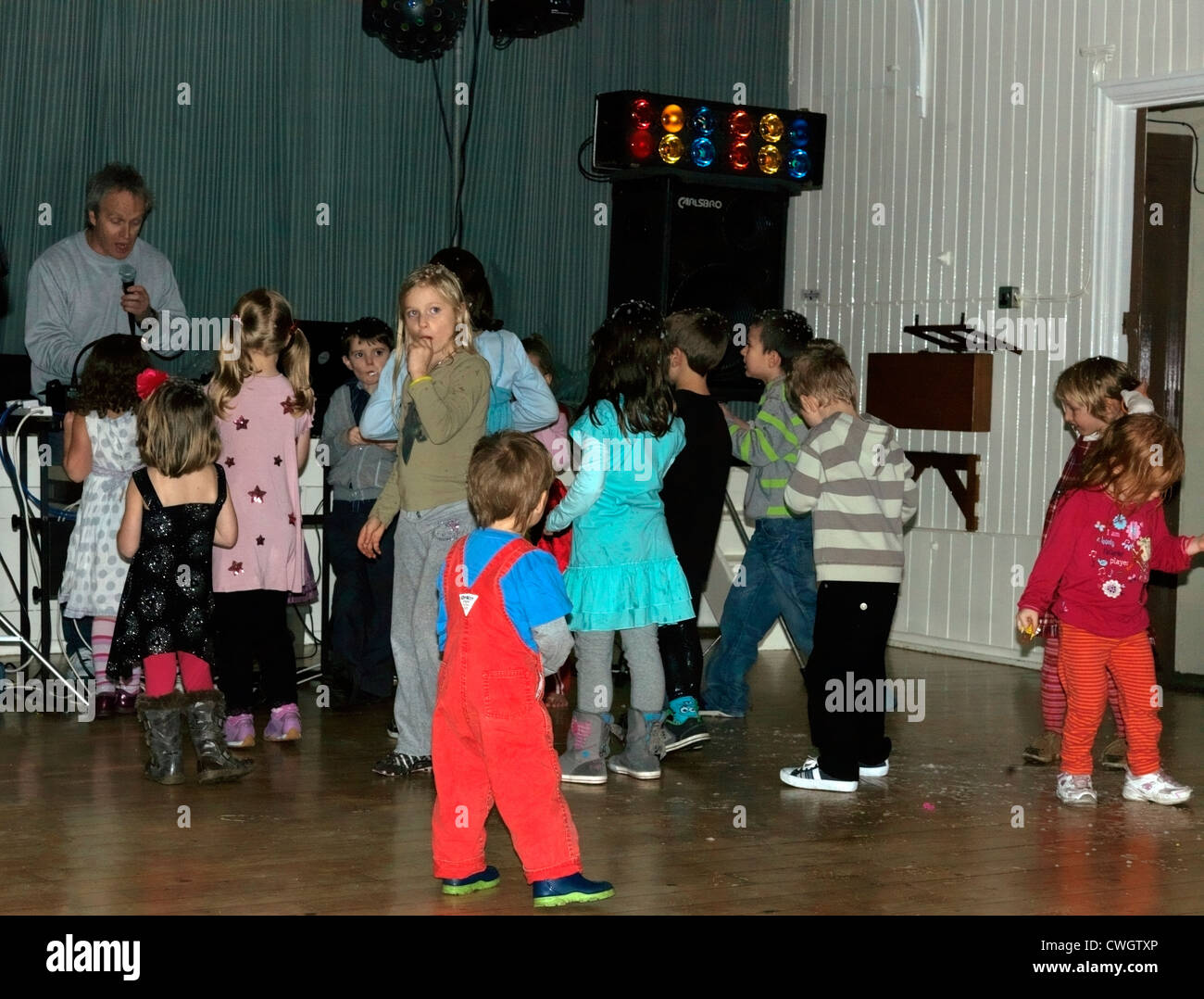 Kinder tanzen im Schaum in einer Diskothek in einen fünften Geburtstag feiern England Stockfoto