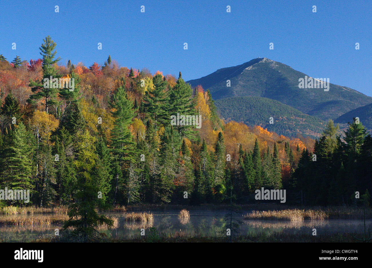 Ansicht der Whiteface Mountain über kleine Cherry Patch Teich vor den Toren Lake Placid in North Elba auf der Straße nach Wilmington Stockfoto