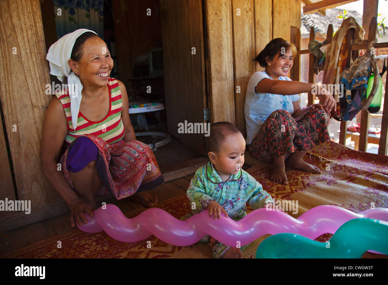 Drei Generationen teilen ein Hauses in einem SHAN-Dorf in der Nähe von KENGTUNG auch bekannt als KYAINGTONG - MYANMAR Stockfoto