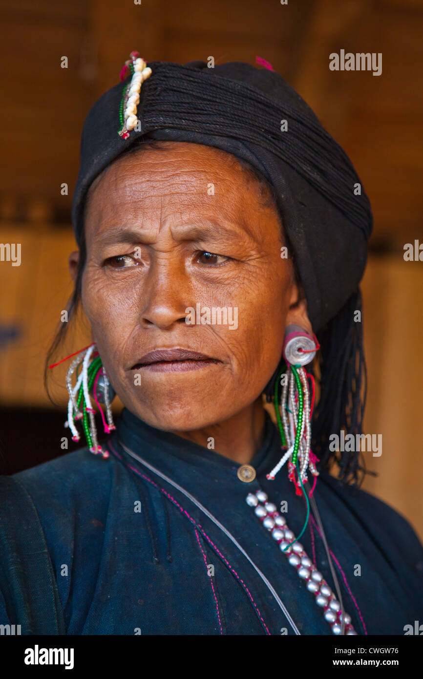 Eine ANN TRIBAL-Frau in traditioneller Kleidung in ihrem Dorf in der Nähe von KENGTUNG auch bekannt als KYAINGTONG - MYANMAR Stockfoto