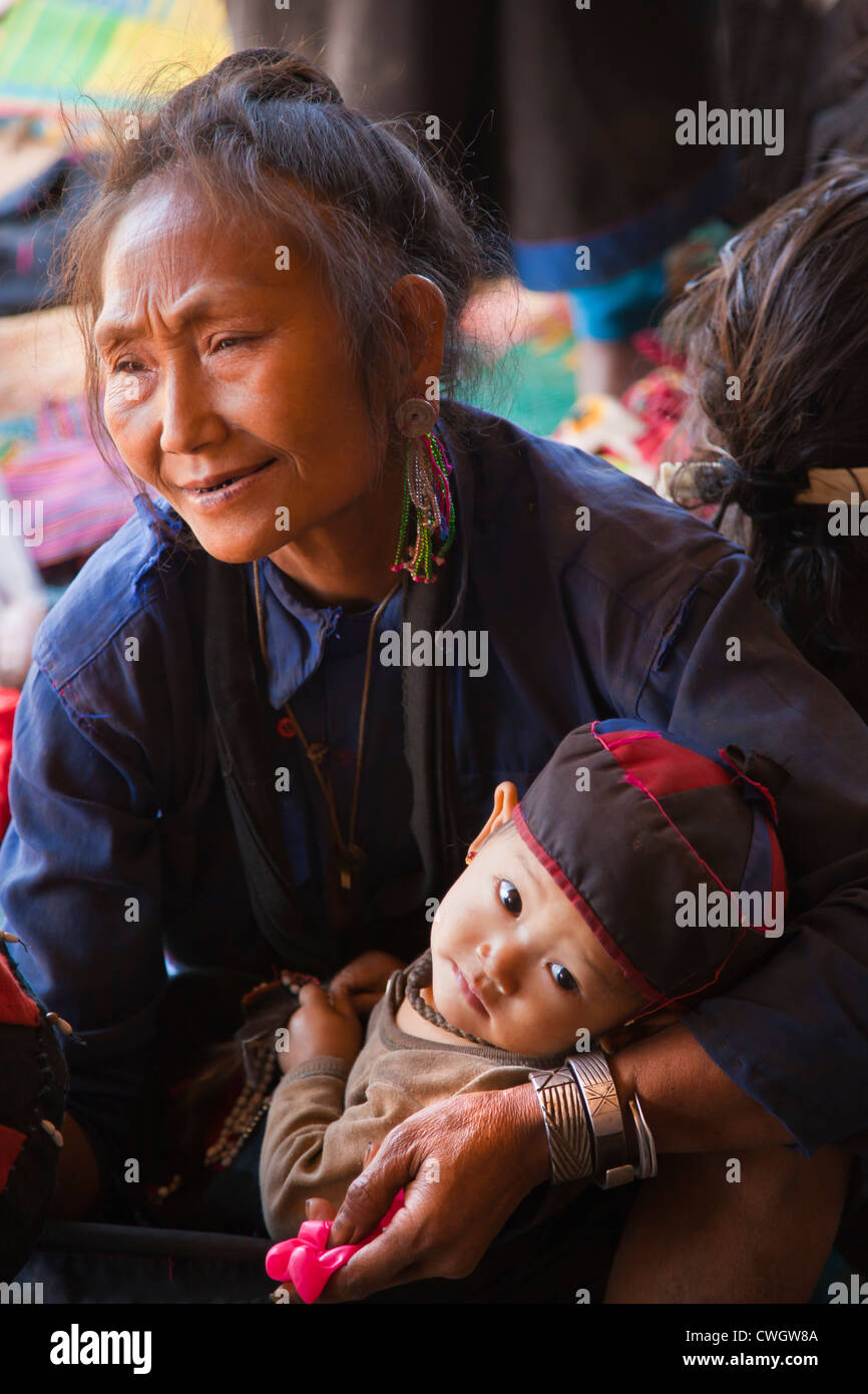 Eine ANN TRIBAL Frau mit ihrem Enkel in traditioneller Kleidung in ihrem Dorf in der Nähe von KENGTUNG auch bekannt als KYAINGTONG - MYANMAR Stockfoto