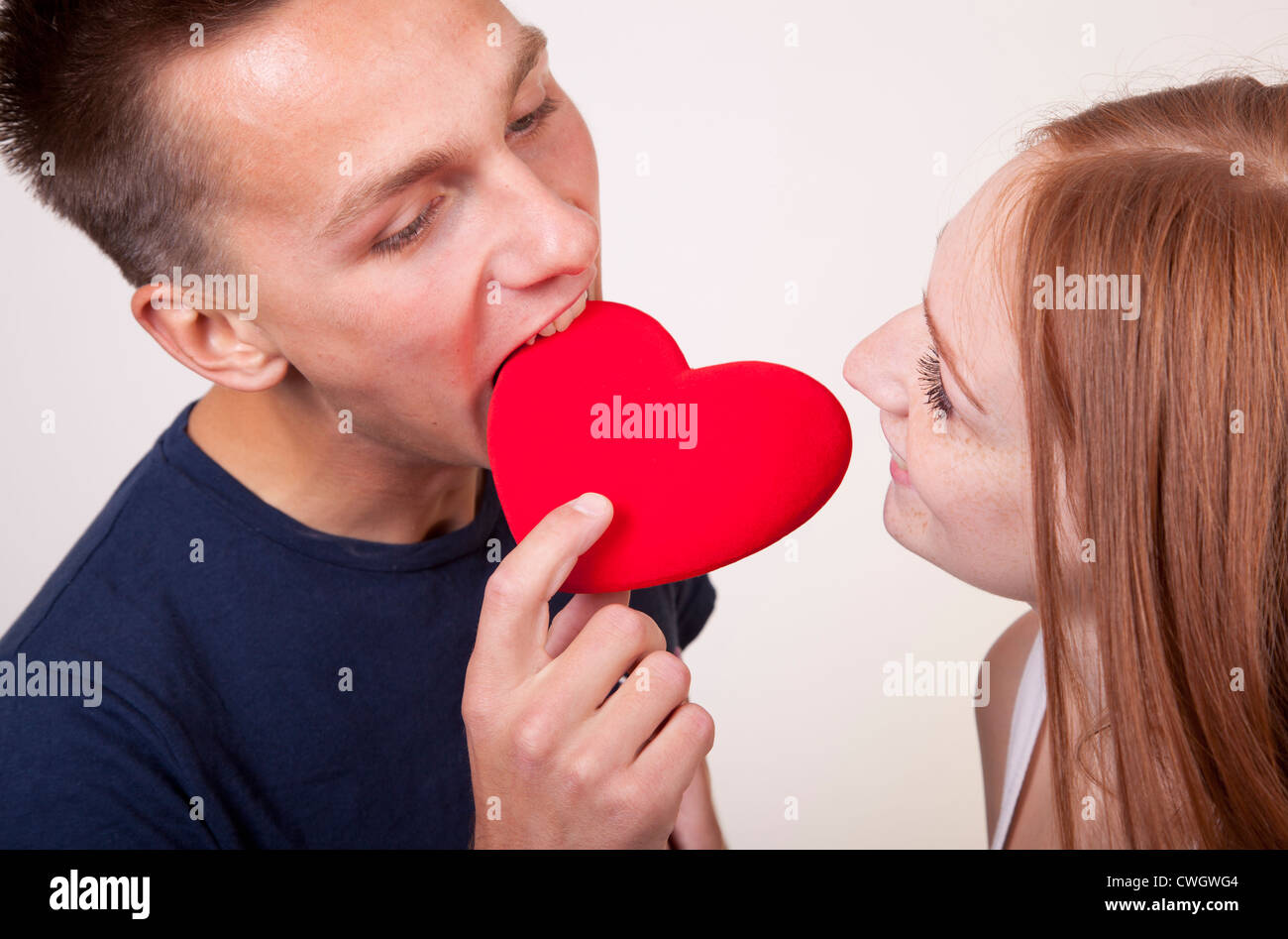 Junges Paar teilen ein Herz. Stockfoto