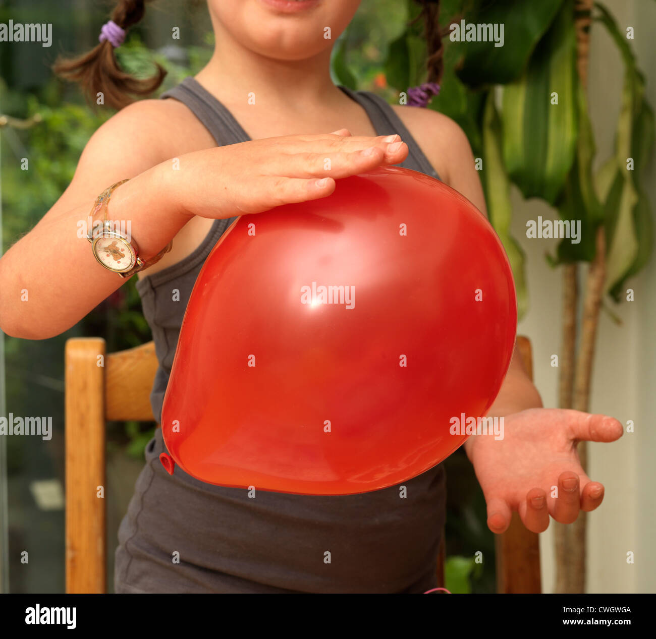 Junges Mädchen mit roten Ballon stecken, nach reiben um statische Strom England zu erstellen Stockfoto