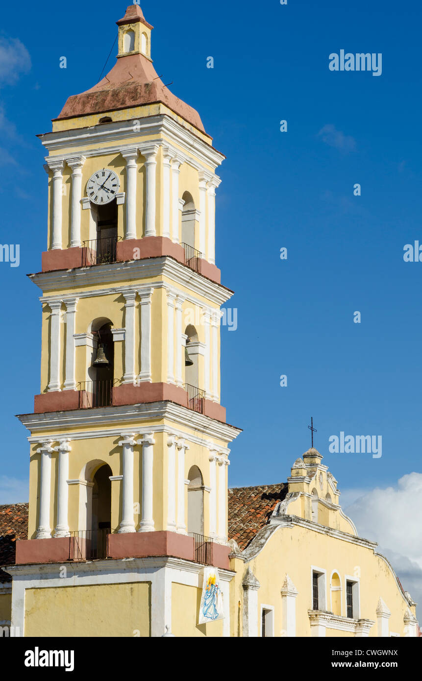 Turm der Kirche Iglesia Mayor de San Juan Bautista in Remedios, Kuba. Stockfoto