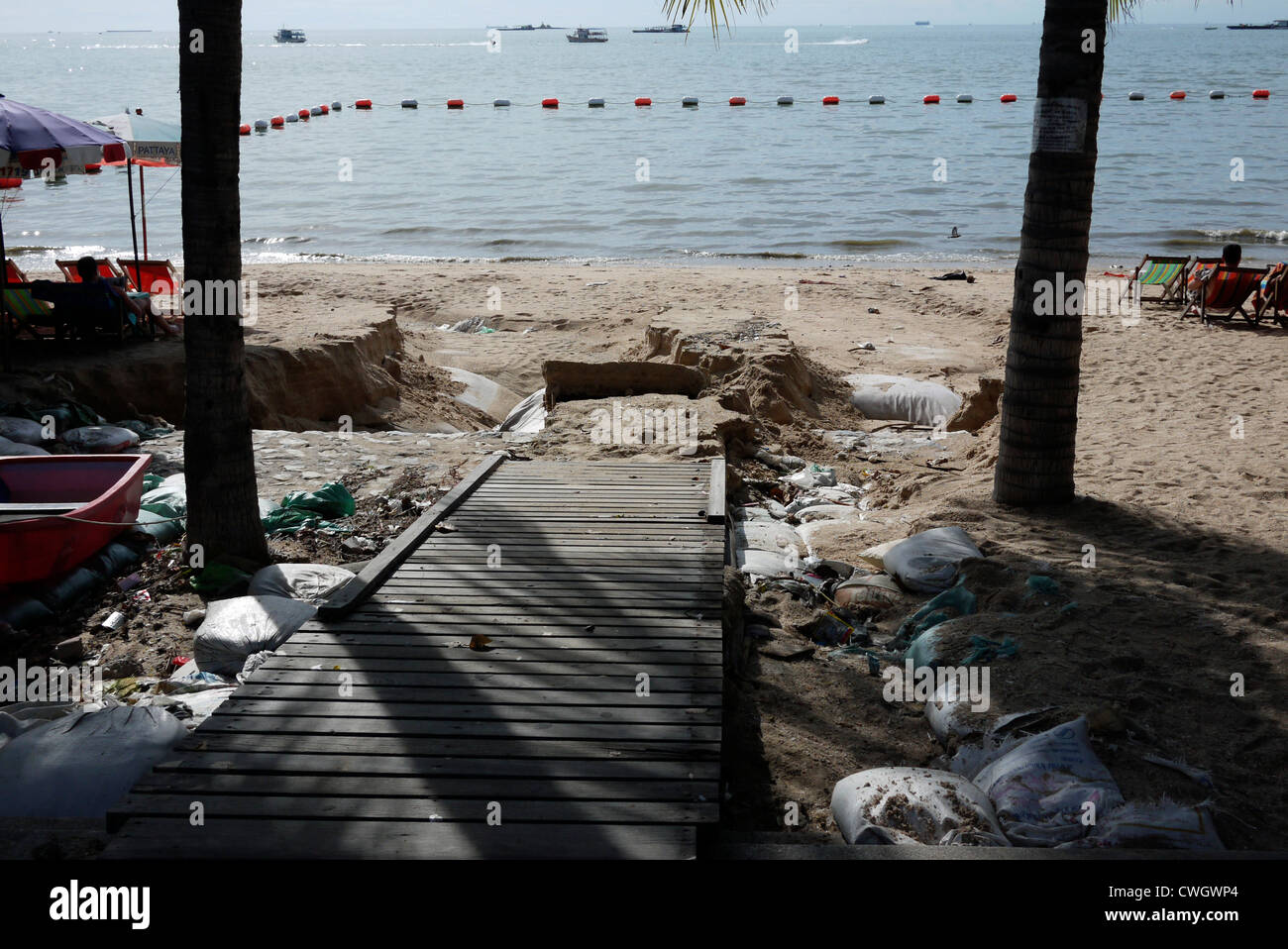 Gefährliche Behinderung Zugangsrampe zum Strand in Pattaya Thailand Stockfoto Gefährliche Behinderung Zugangsrampe zum Strand in Pattaya Thailand Stockfoto