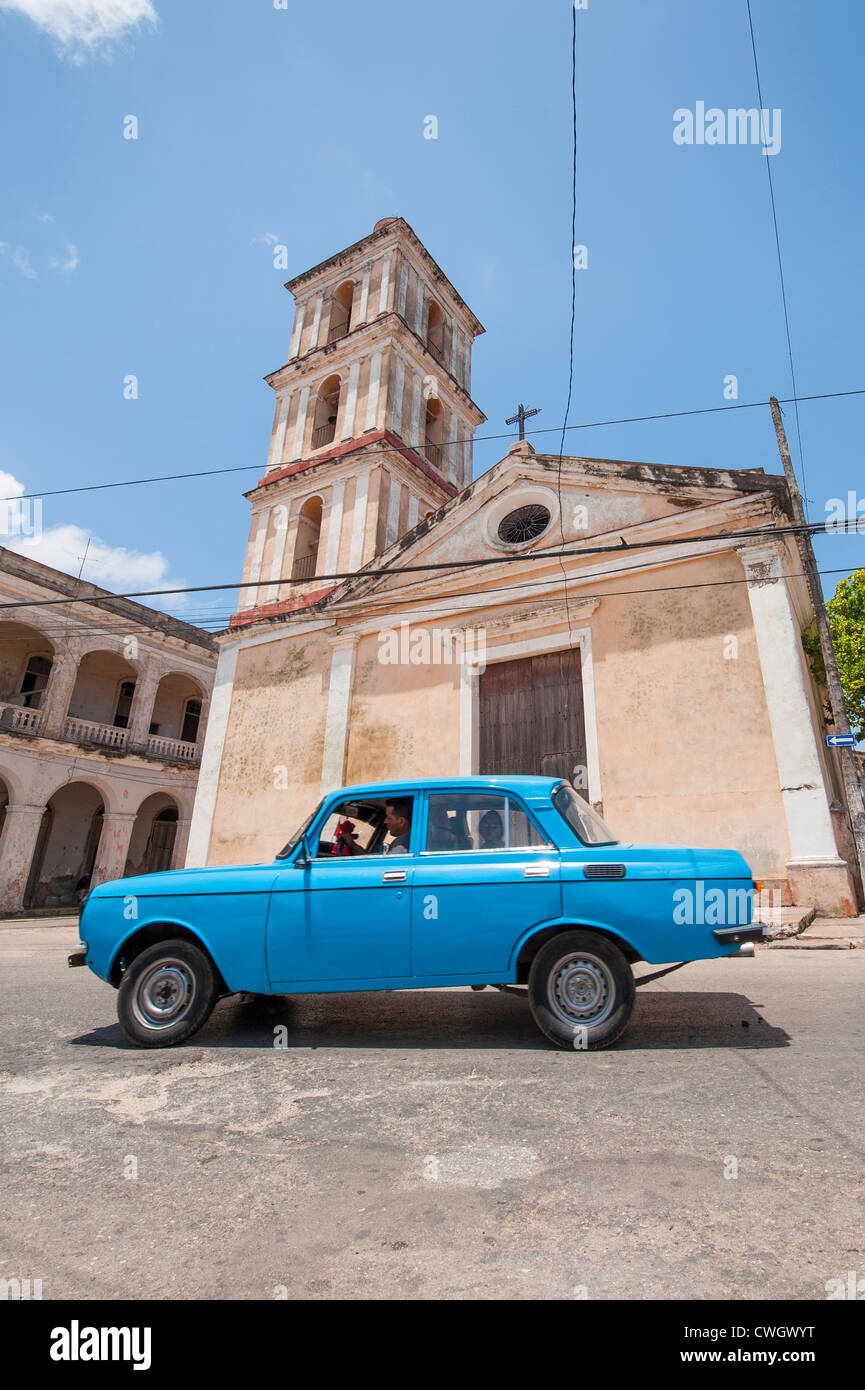 1950er Jahre Oldtimer im vorderen Iglesia del Buen Viaje katholische Kirche, Remedios, Kuba. Stockfoto