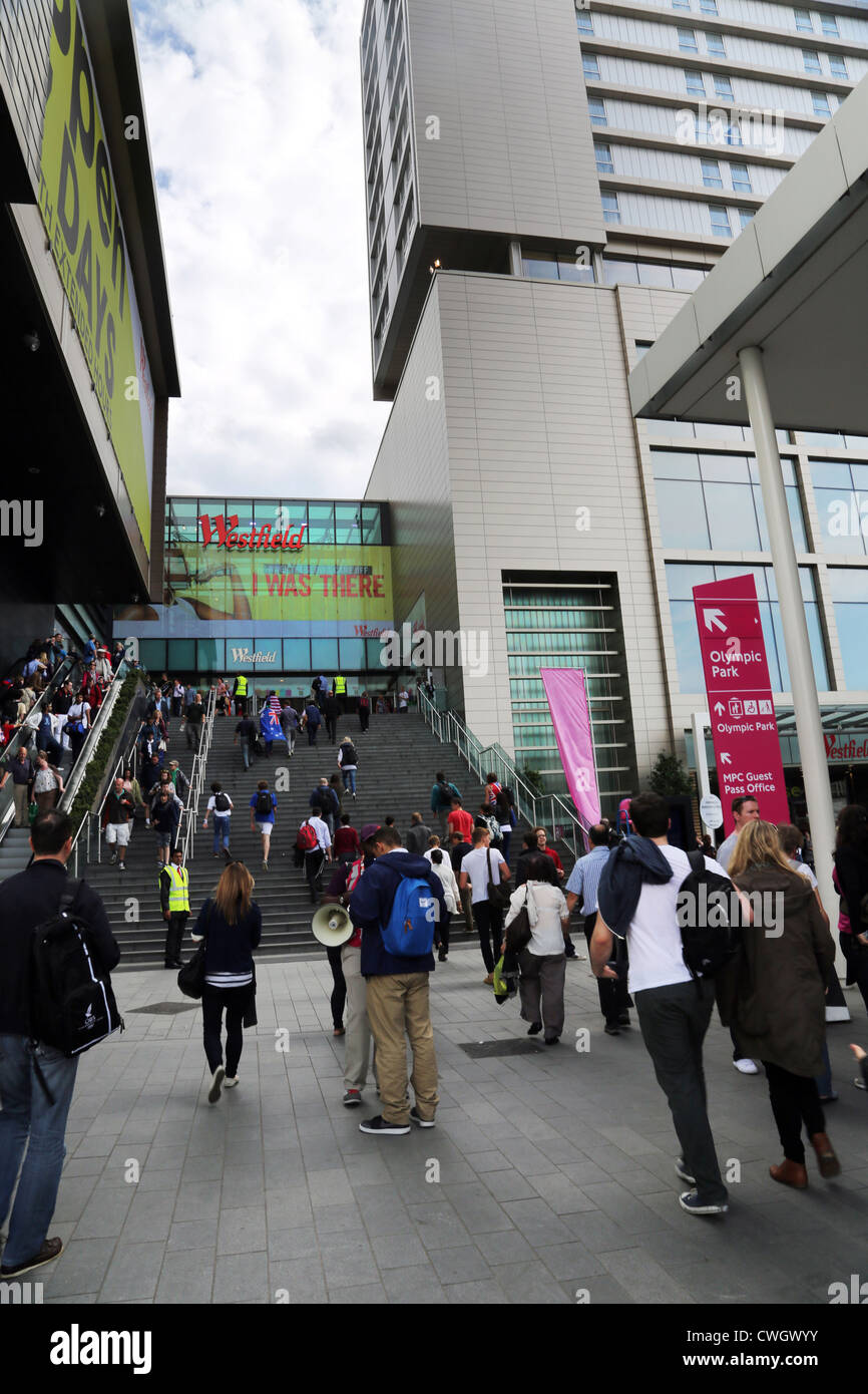 Stratford London England Eingang zu Westfield Shopping Center Massen von Menschen Stockfoto