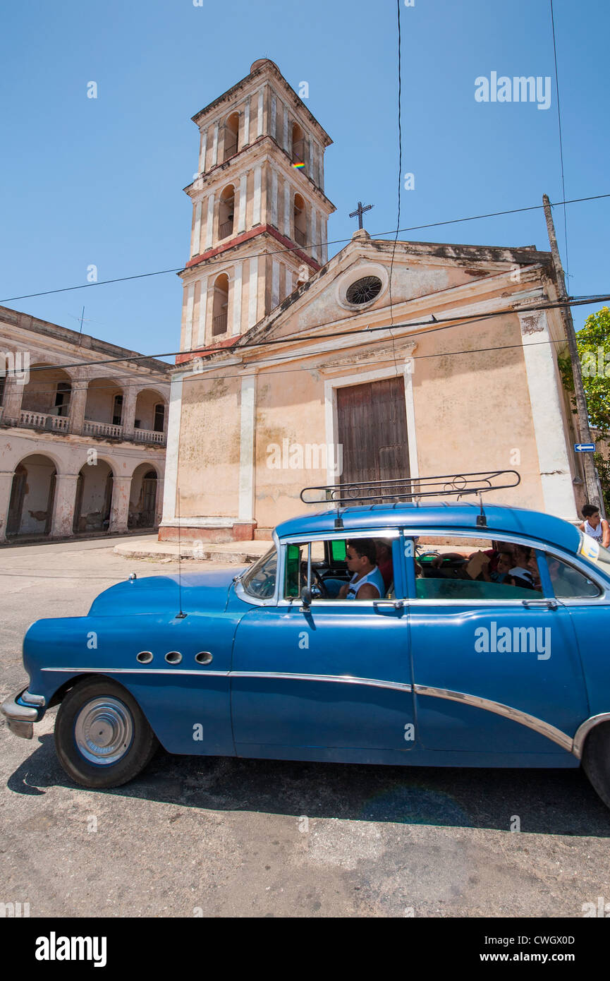 Antike 1953 Buick Auto im vorderen Iglesia del Buen Viaje katholische Kirche, Remedios, Kuba. Stockfoto