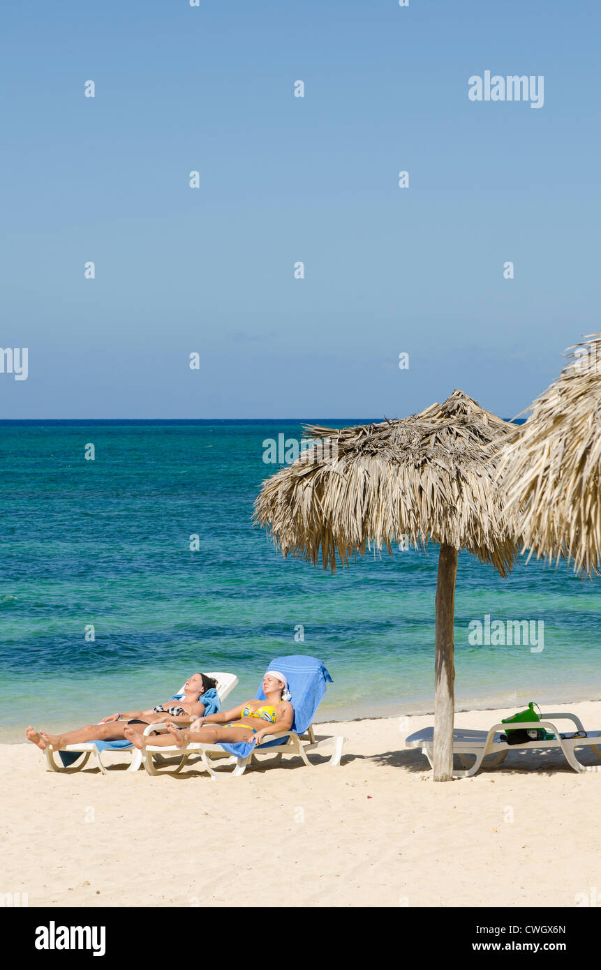 Strand Sonnenschirme Playa Ancon Strand, Trinidad, Kuba. Stockfoto