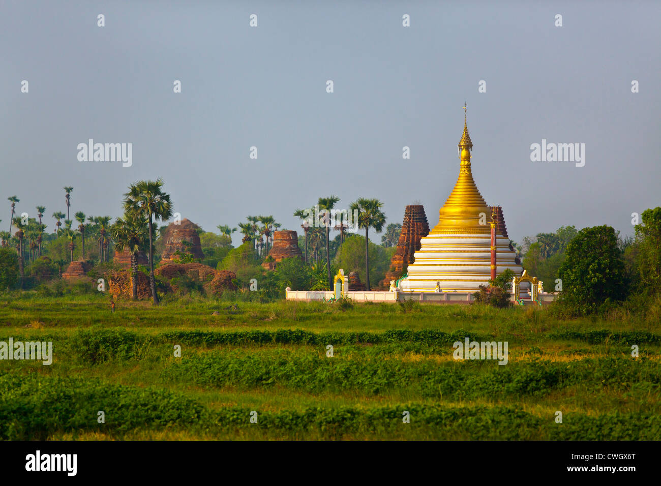 Alten buddhistischen STUPAS in historischen INWA diente als die Birmanen Königreiche Hauptstadt seit 400 Jahren - MYANMAR Stockfoto