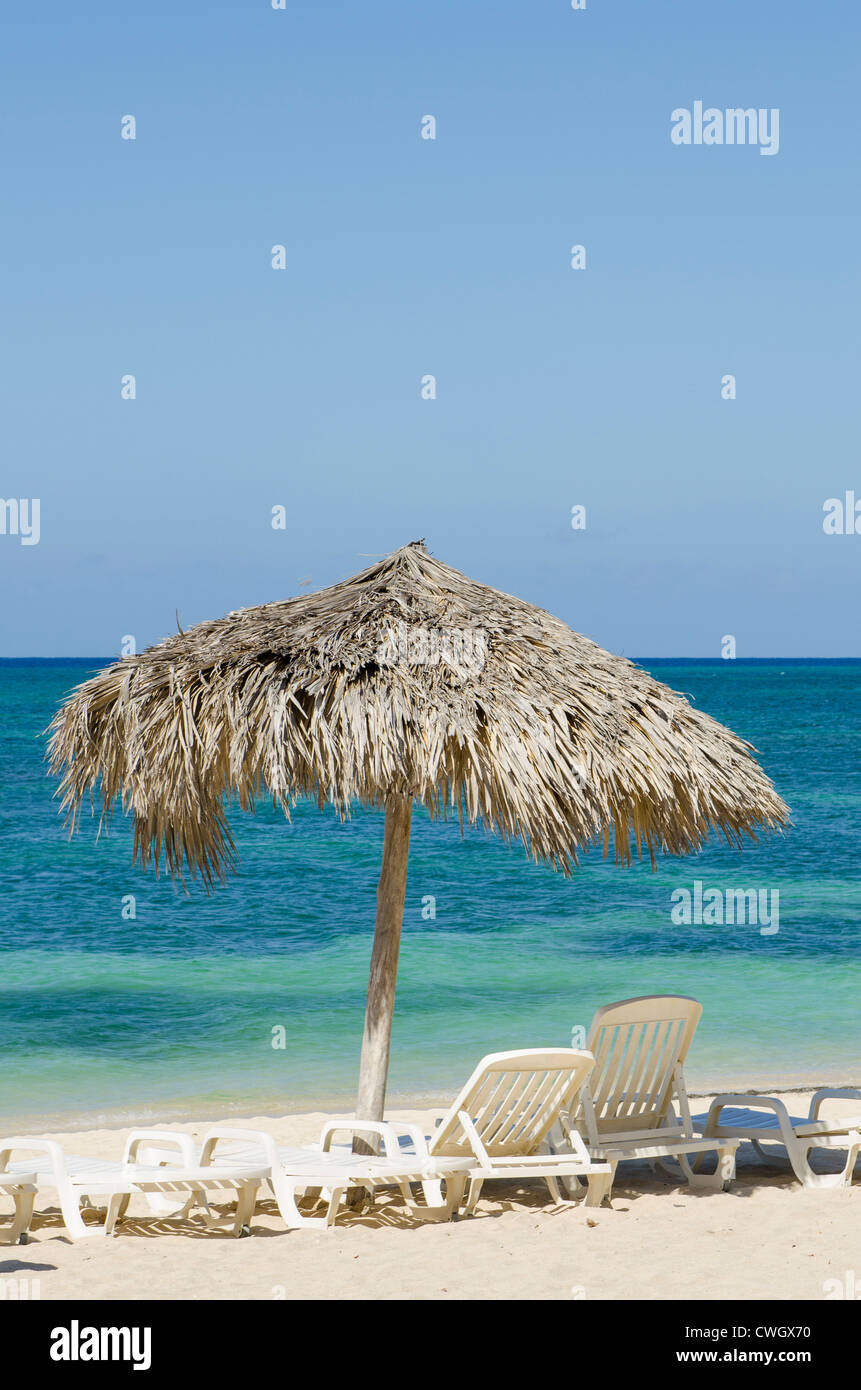 Sonnenschirm am Strand Playa Ancon, Trinidad, Kuba. Stockfoto