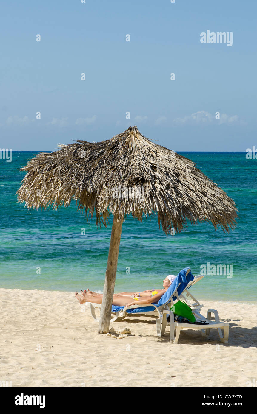 Sonnenschirm am Strand Playa Ancon, Trinidad, Kuba. Stockfoto