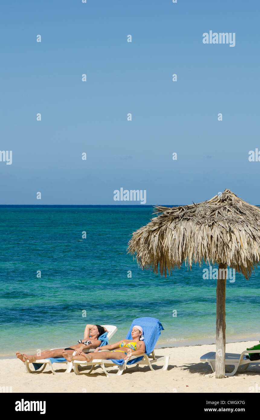 Sonnenbaden am Strand Playa Ancon, Trinidad, Kuba. Stockfoto