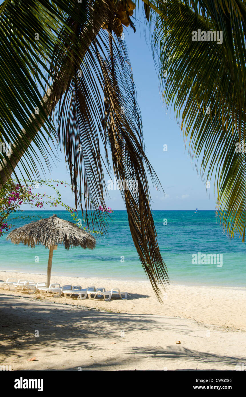 Sonnenschirm Playa Ancon Strand, Trinidad, Kuba. Stockfoto