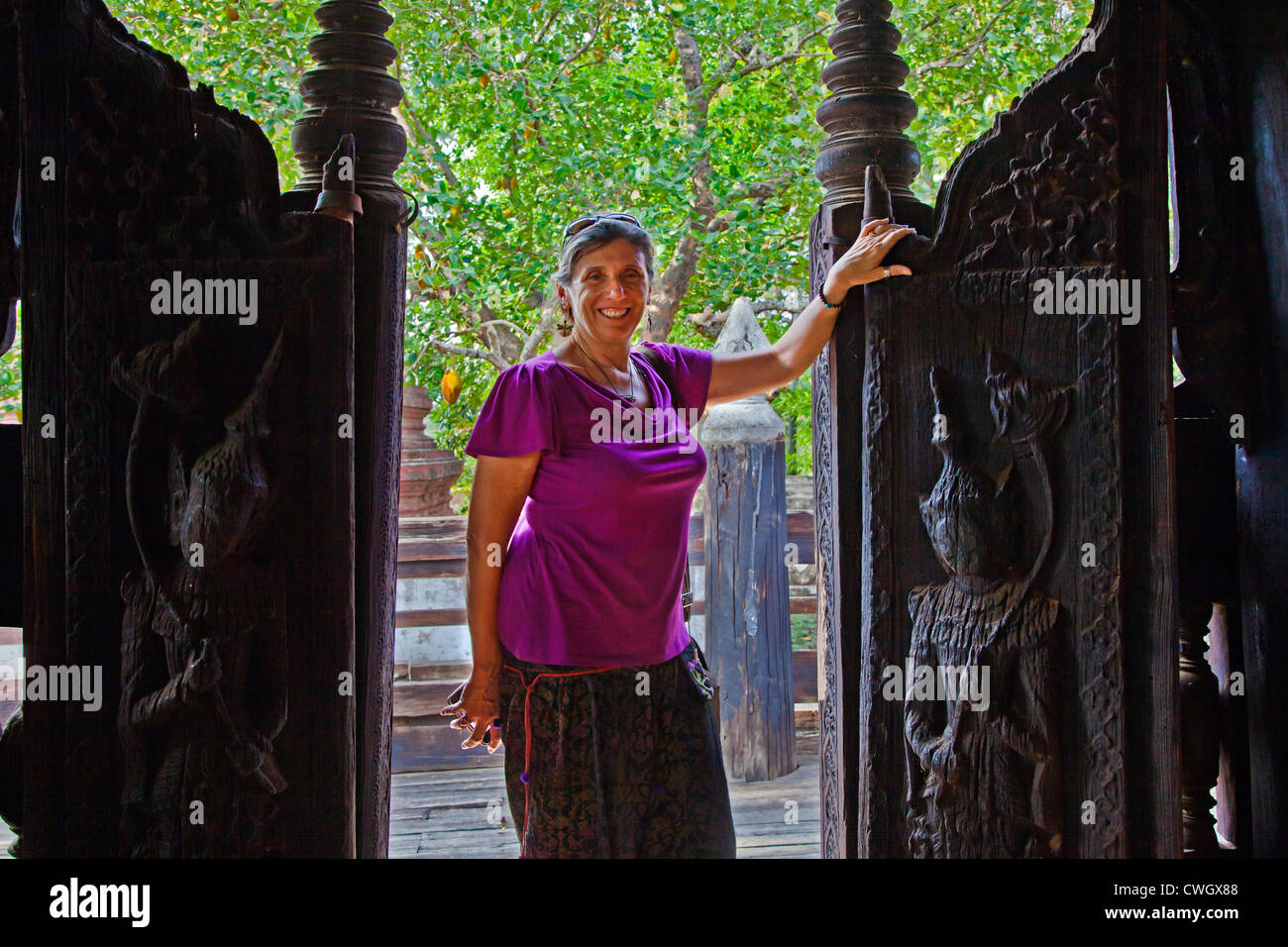 Christine Kolisch an das Teakholz BAGAYA KYAUNG Kloster, die zurückreicht bis 1834 in historischen INWA - MYANMAR Stockfoto