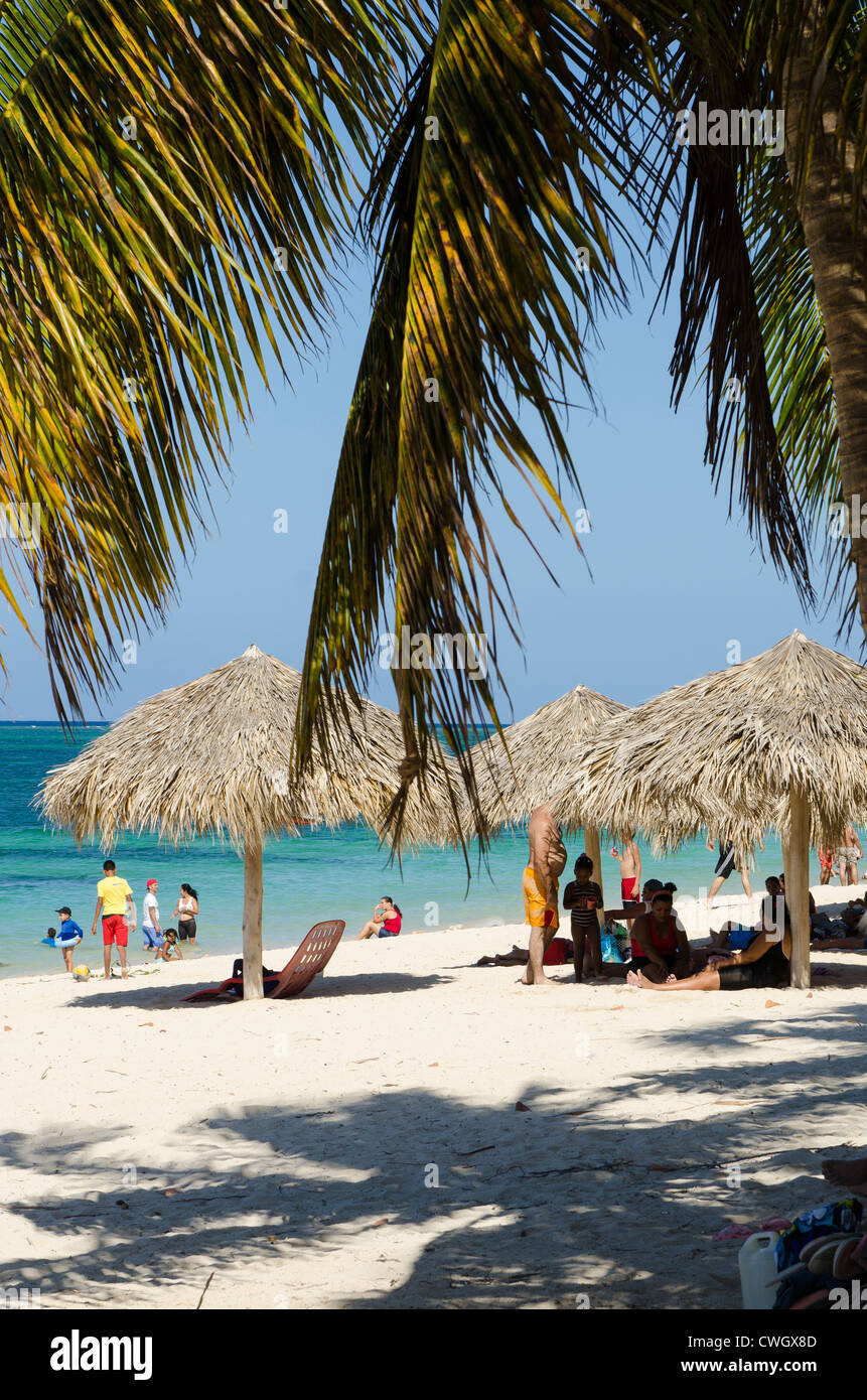 Strandschirme und Palmen, Playa Ancon Strand, Trinidad, Kuba. Stockfoto