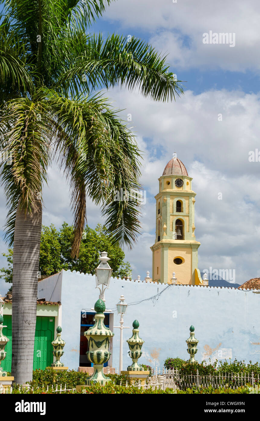 Plaza Mayor Convento de San Francisco (Kloster des Heiligen Franziskus von Assisi) Bell Tower Trinidad Kuba, UNESCO-Weltkulturerbe. Stockfoto