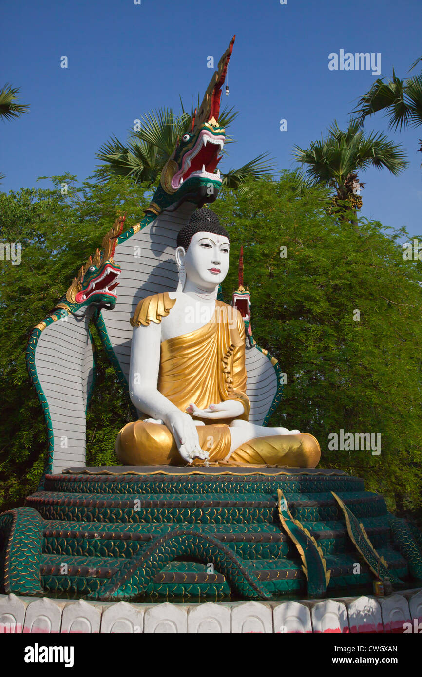 STATUE des BUDDHA mit Kobras in historischen INWA diente als die Birmanen Königreiche Hauptstadt seit 400 Jahren - MYANMAR Stockfoto