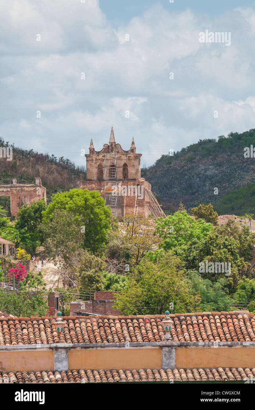 Blick auf Skyline von Trinidad und Iglesia Santa Ana (Sankt-Anna-Kirche) in Ferne, Trinidad, Kuba, UNESCO-Weltkulturerbe. Stockfoto