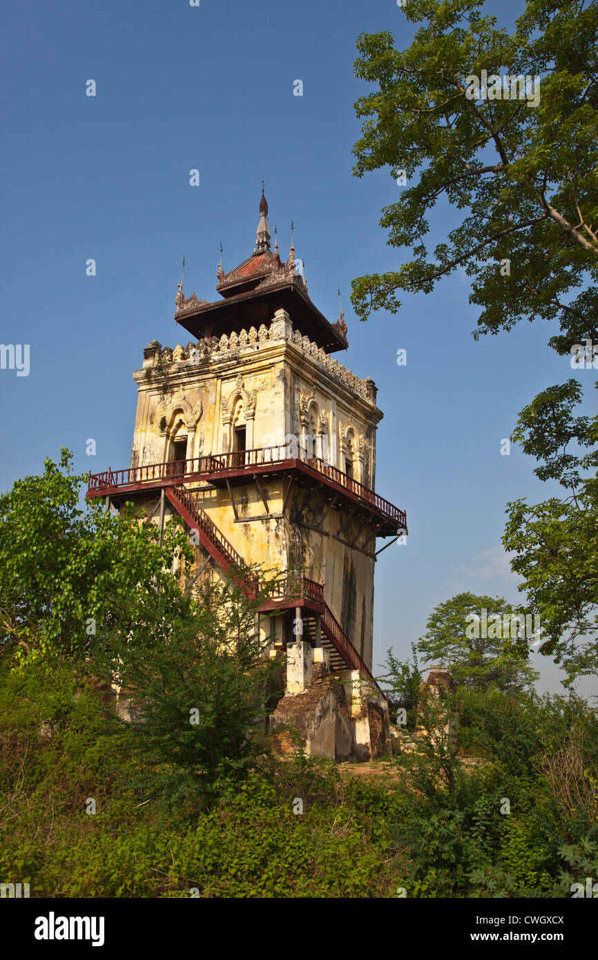 NANMYIN ist ein schiefen Wachturm im historischen INWA diente als die Birmanen Königreiche Hauptstadt seit 400 Jahren - MYANMAR Stockfoto