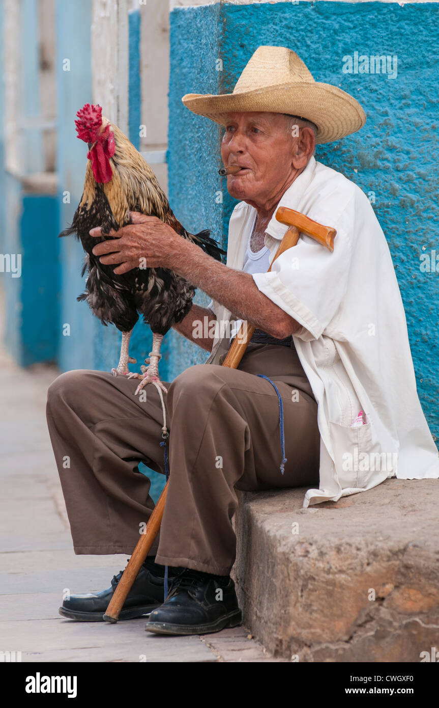 Kubanische Gentleman und seine kämpfende Hahn, Trinidad, Kuba, UNESCO-Weltkulturerbe. Stockfoto