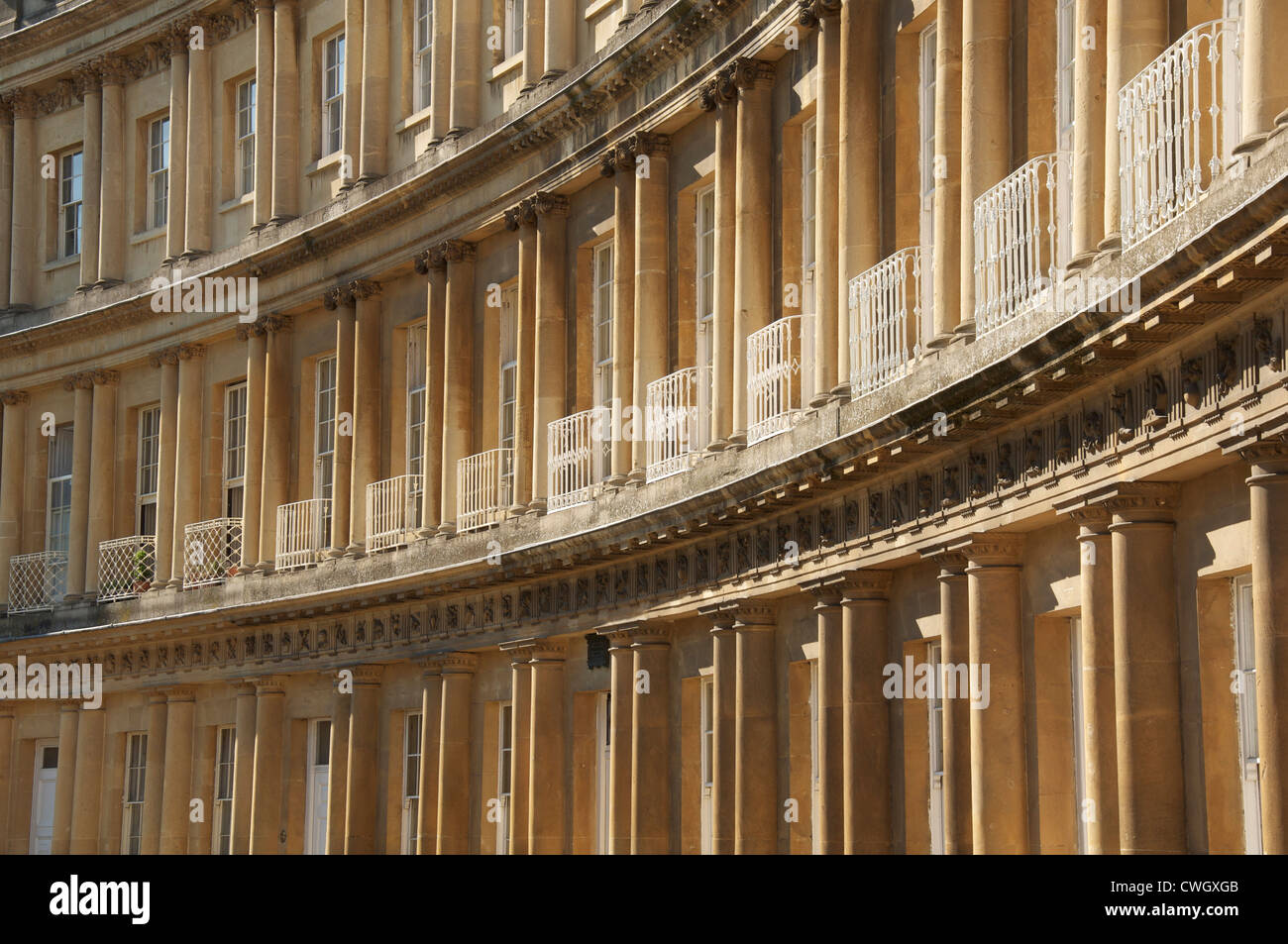 Architektur. Den weiten Bogen von der Zirkus in die Stadt Bath, Terrassen eines ein Trio von eleganten georgianischen geschwungene in einen Kreis von Häusern. England. Stockfoto