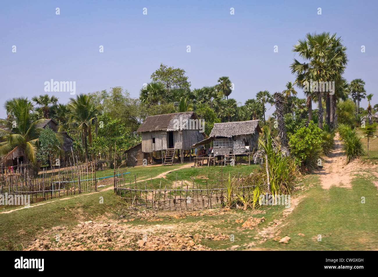 Horizontalen Weitwinkel Blick auf ein typisches Holzhaus auf Stelzen im ländlichen Kambodscha Stockfoto