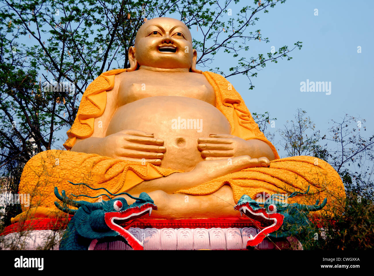 Chinesische Buddhastatue auf dem Gelände des Chom Thong Tempel am 12.03.2009 in Chiang Mai Nordthailand Stockfoto