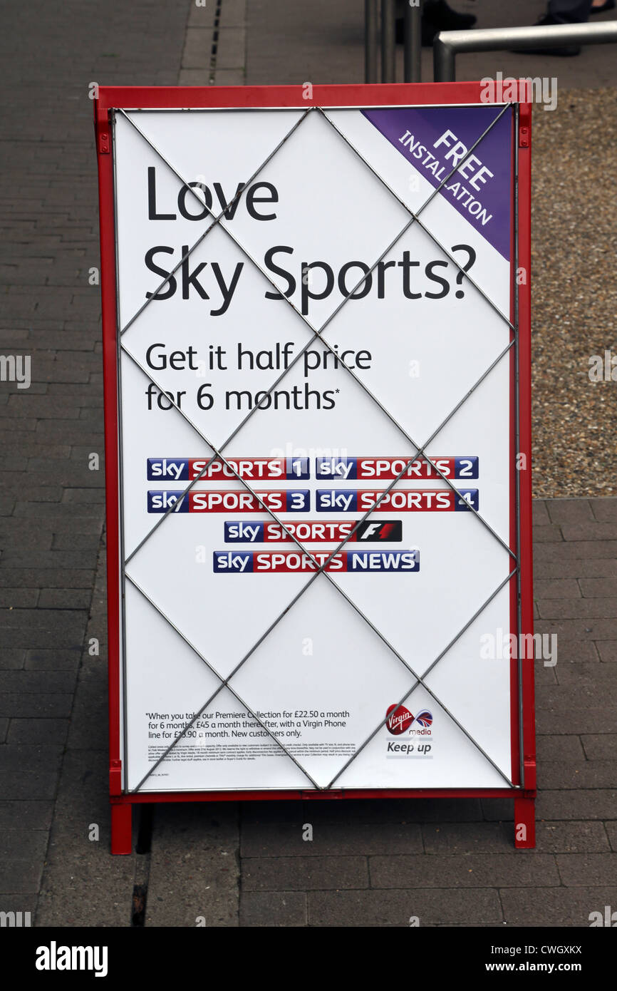 Sandwichbrett Plasterung Zeichen für Sky Sports Surrey England Stockfoto