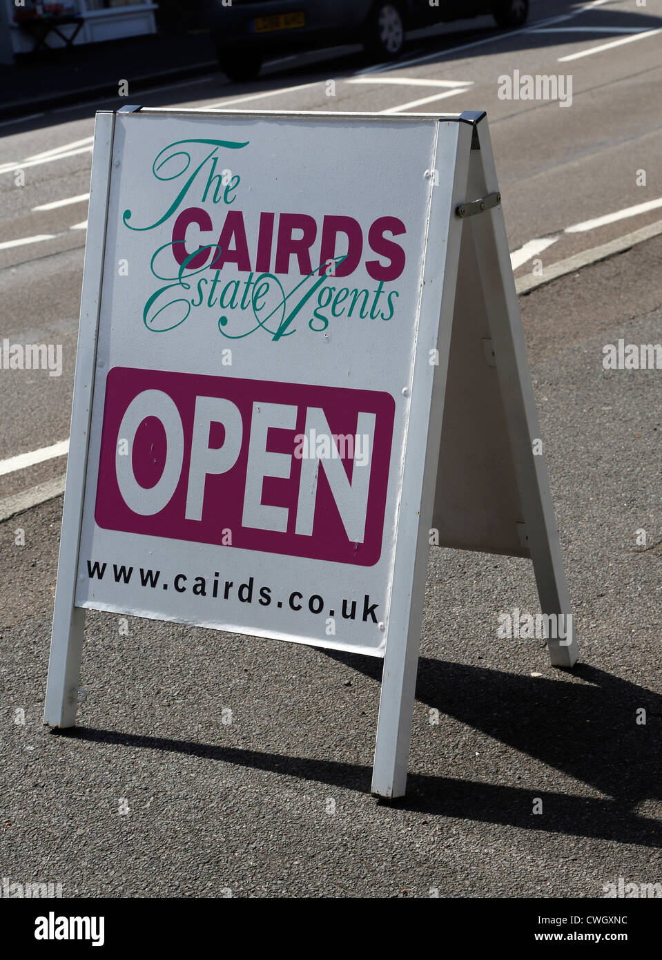Sandwichbrett Zeichen für Cairds Estate Agents Ashtead Dorf England Stockfoto
