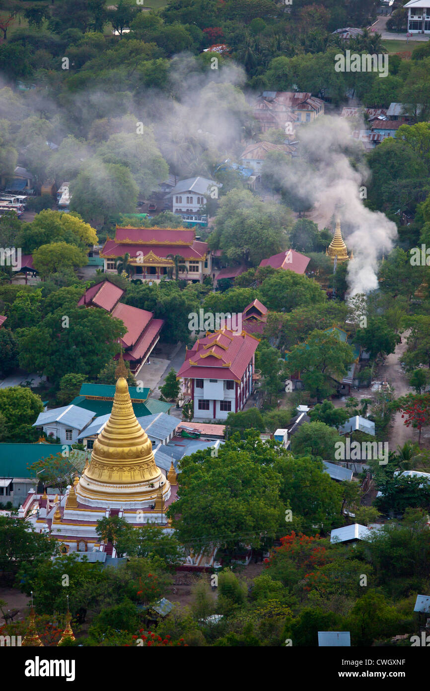 BUDDHISTISCHE TEMPELANLAGE von MANDALAY HILL - MANDALAY, MYANMAR Stockfoto